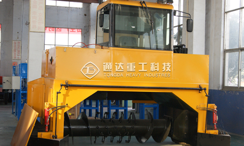 通達(dá)重工行走式翻拋機(jī)概述